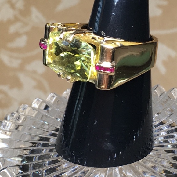 Elegant 14k Gold Gemstone Ring with a beautiful faceted Peridot & Rubies - Picture 16 of 16